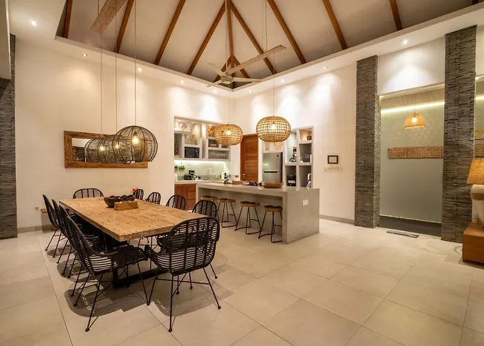 Villa Amazing 4br Modern 400m To The Canggu